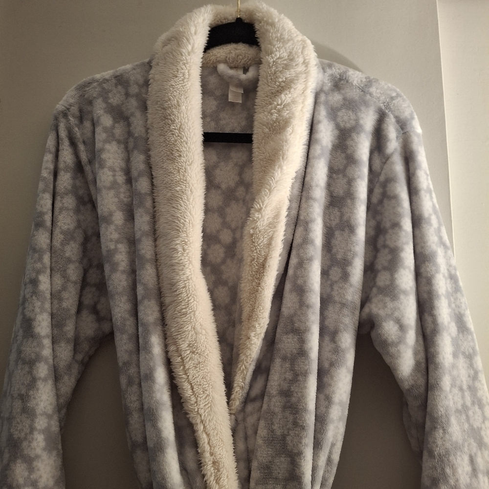 Pajama Drama Gray And White Super Soft Fleece Women's Snowflake Pattern Robe - Picture 2 of 6